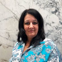 Beata Siwińska – Product Manager Architectural w firmie Interstone na tle wielkoformatowego spieku kwarcowego