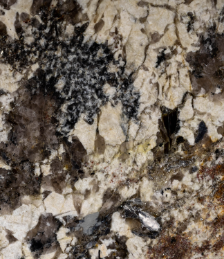 Zbliżenie na strukturę spieku kwarcowego imitującego naturalny granit z wyrazistym, wielobarwnym żyłkowaniem