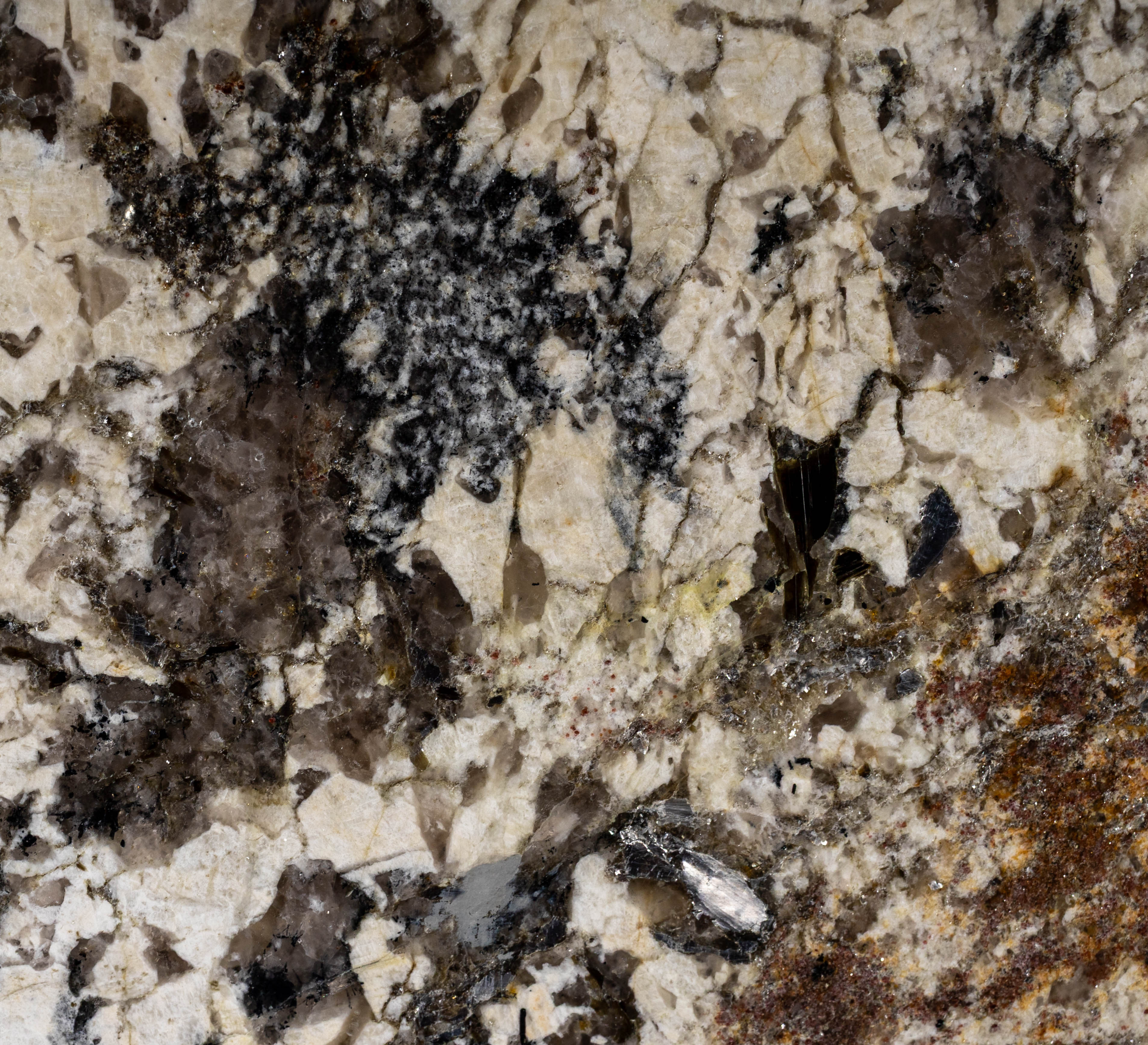 Zbliżenie na strukturę spieku kwarcowego imitującego naturalny granit z wyrazistym, wielobarwnym żyłkowaniem